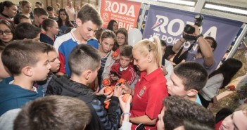 RODA počela sa podelom 2.000 košarkaških lopti osnovnim i srednjim školama u Srbiji Kosarkašice i djaci